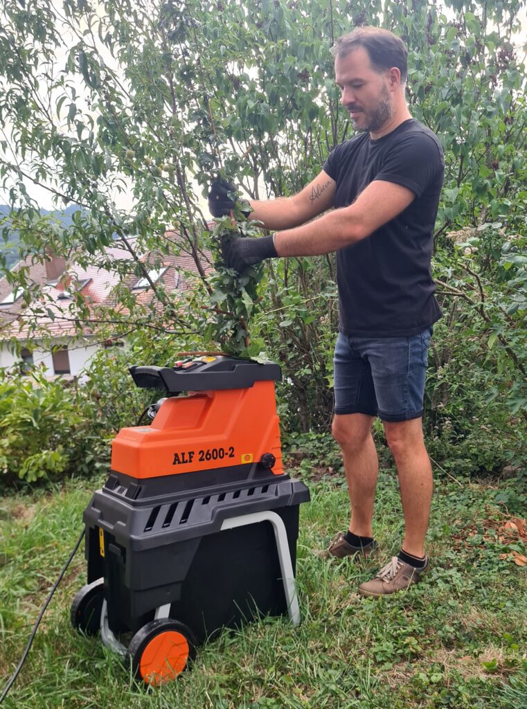 Atika Leise Walzenhaecksler ALF 2600-2 beim Zerkleinern von Ästen im Garten in Gernsbach