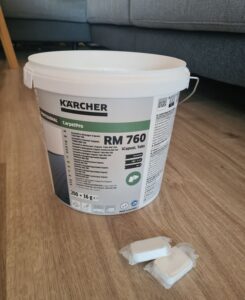 Eimer mit Kärcher CarpetPro RM 760 iCapsol Tabs Reinigungsmittel für Waschsauger