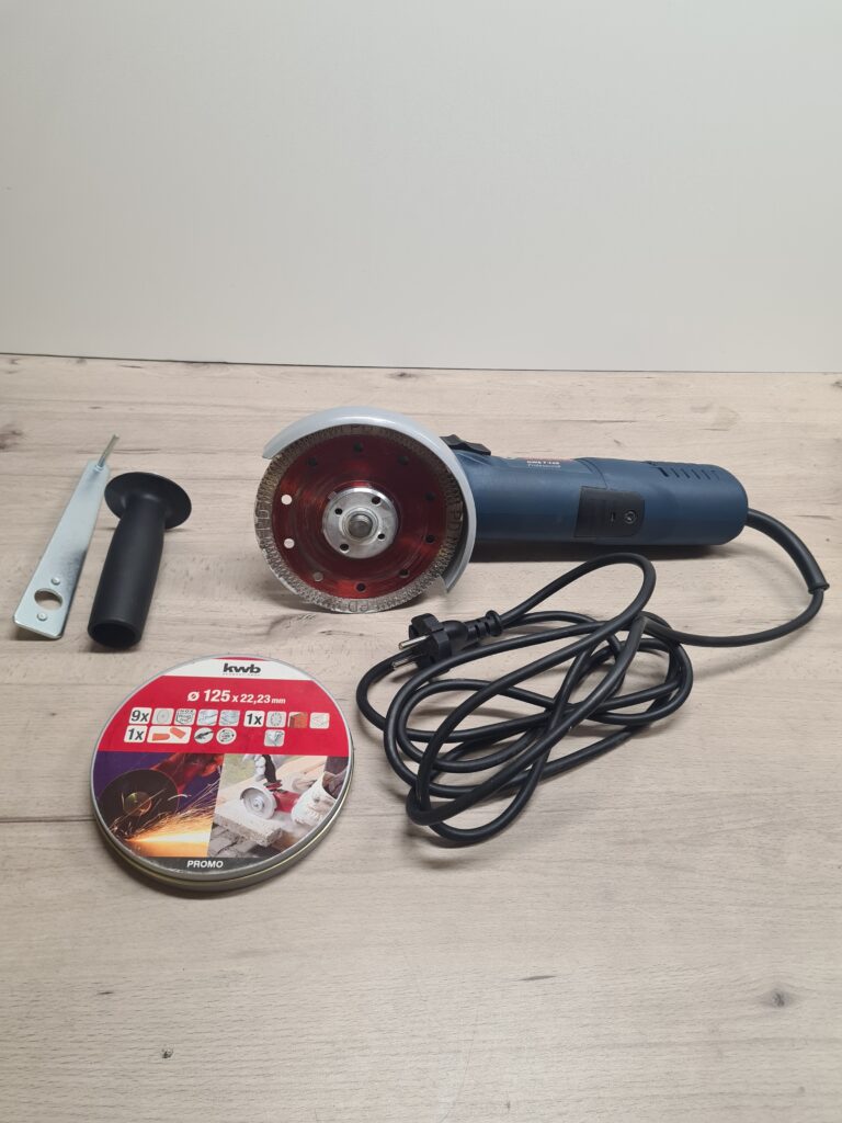 Bosch Professional Winkelschleifer mit montierter Diamanttrennscheibe, Zusatzhandgriff, Stirnlochschlüssel und kwb Trennscheiben-satz.