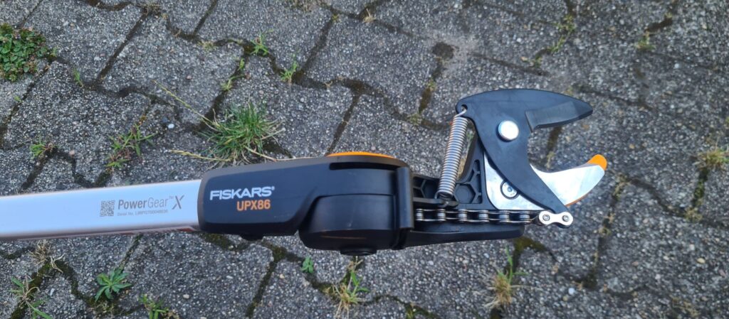 Nahaufnahme des Schneidkopfs der Fiskars PowerGear X UPX86 Schneidgiraffe