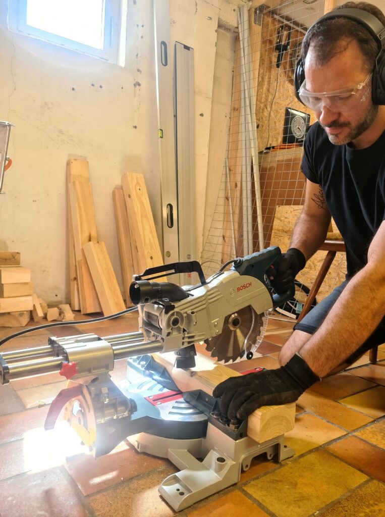 Heimwerker sägt ein Konstruktionsvollholz 100x60mm mit einer Bosch Professional Zug- und Kappsäge am Boden.